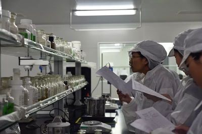 探访化妆品制造前沿——茂名职业技术学院在雅兰生物研究中心举行结课仪式与参观学习活动