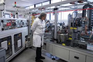 探秘巴黎网红化妆品生产车间 深受中国女性青睐的制造奥秘